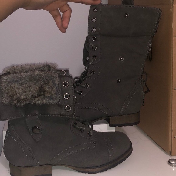 Pair of gray high top shoes - Picture 5 of 6